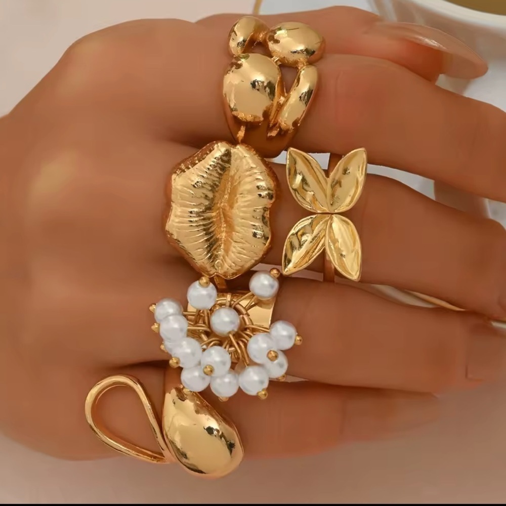 NEW! Zara model 5x  Gold and Pearl Women's Ring Set
Adjustable set